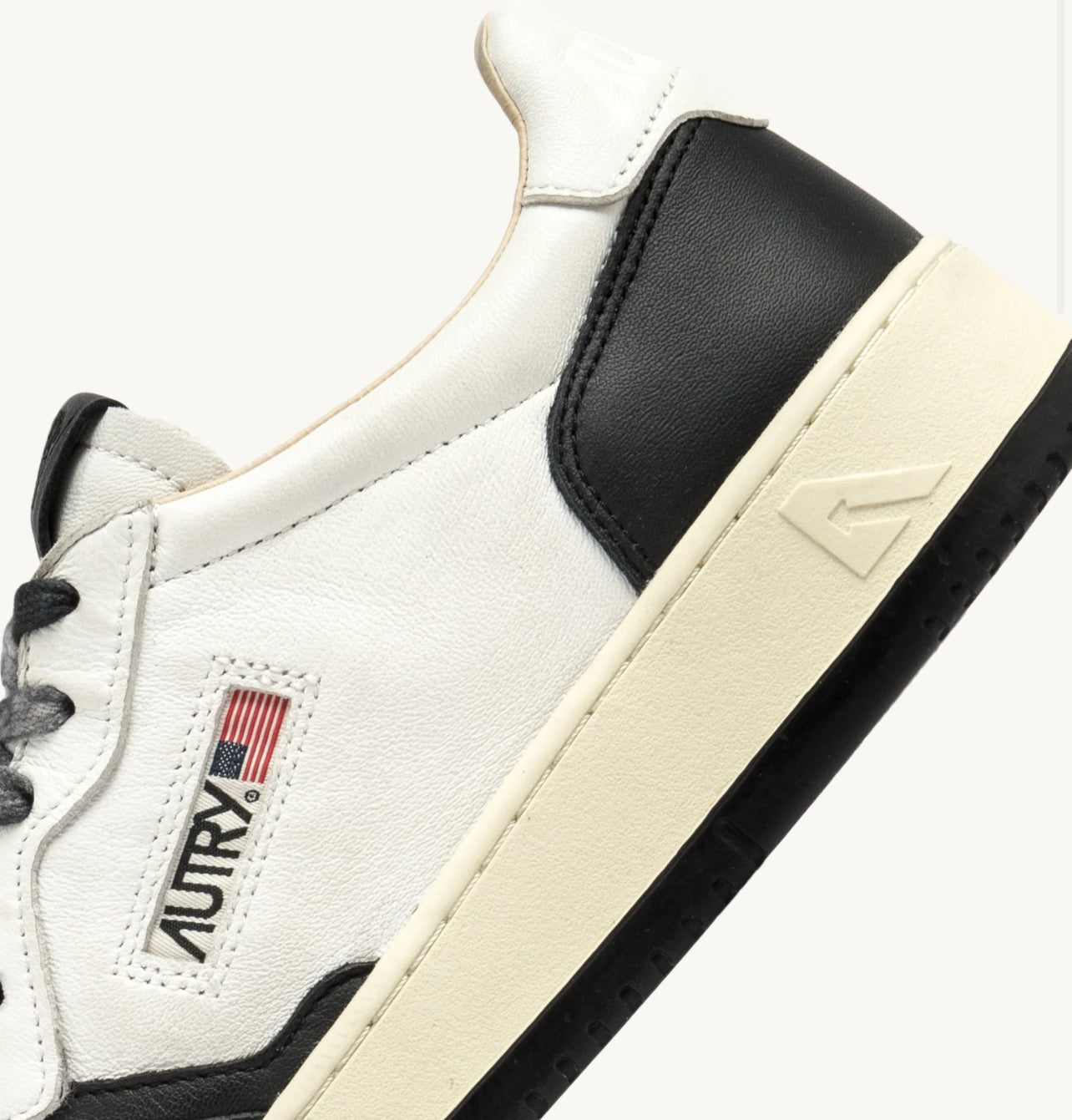 UNISEX SNEAKERS MDLST AUS LEDER UND DETAILS IN WEIẞ UND SCHWARZ