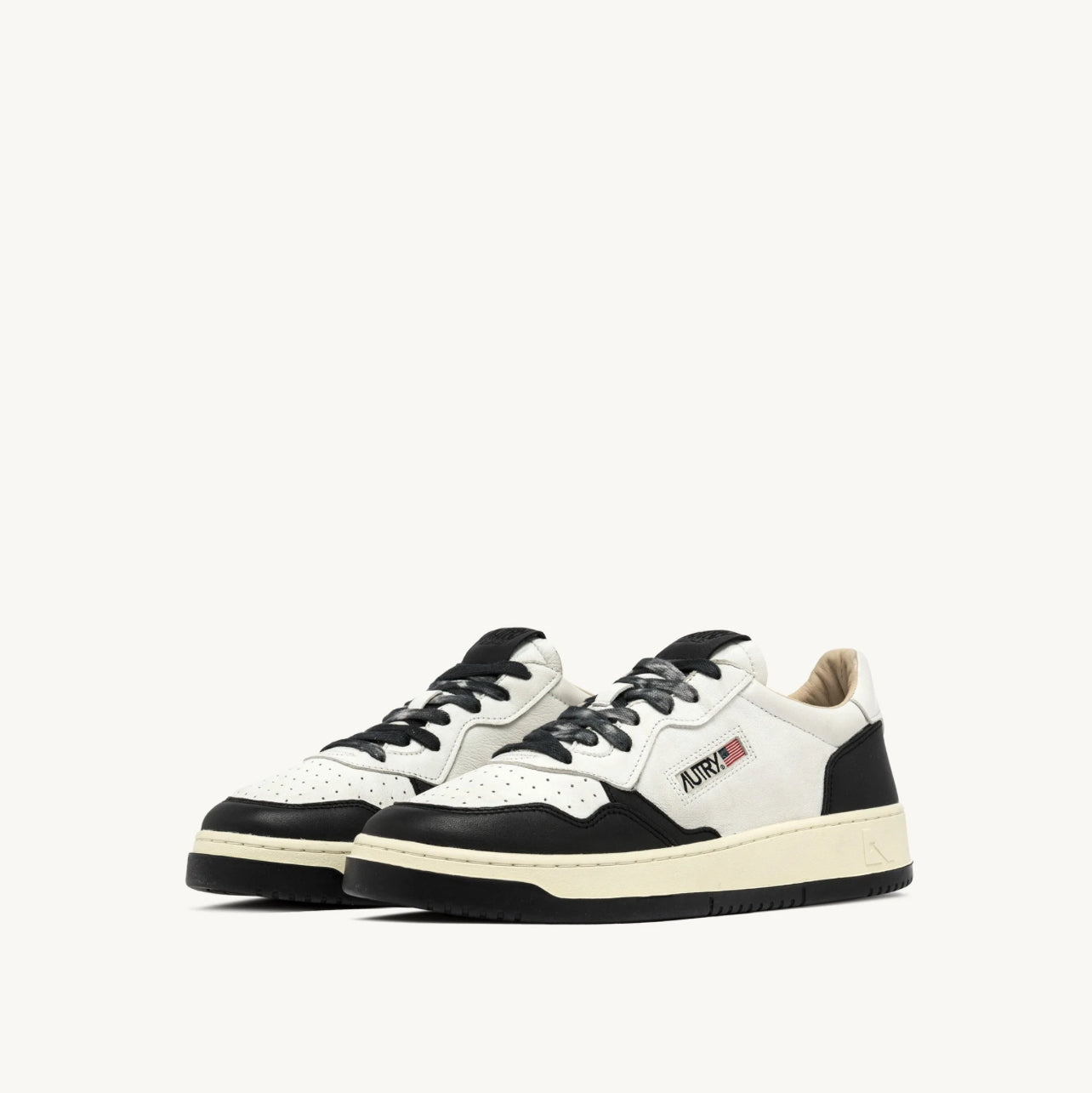 UNISEX SNEAKERS MDLST AUS LEDER UND DETAILS IN WEIẞ UND SCHWARZ