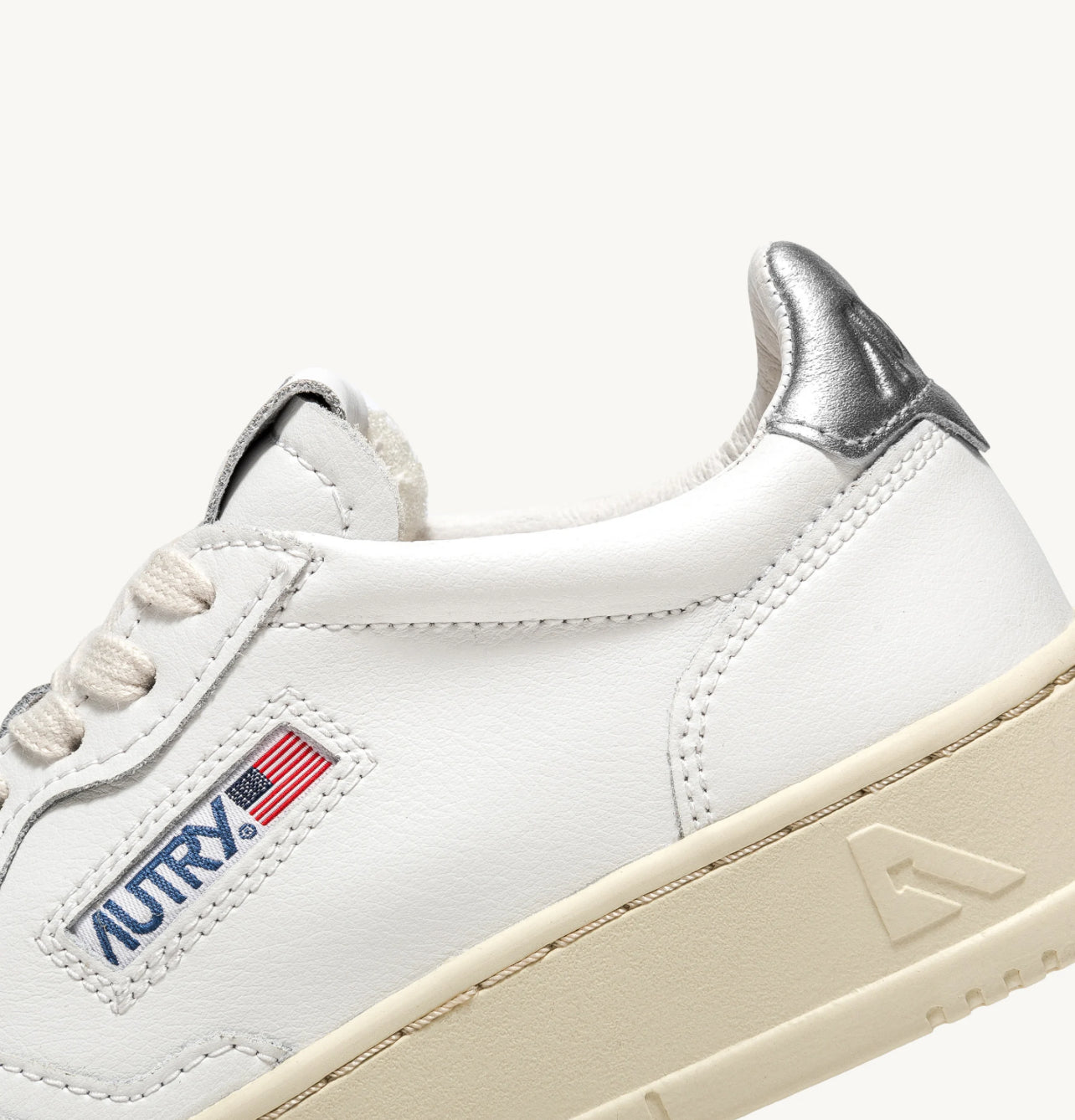 UNISEX SNEAKERS MDLST AUS LEDER IN WEISS UND SILBER METALLIC