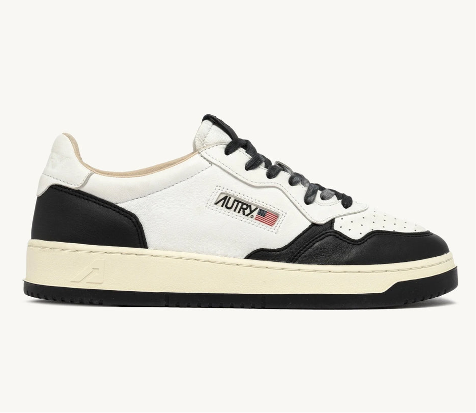 UNISEX SNEAKERS MDLST AUS LEDER UND DETAILS IN WEIẞ UND SCHWARZ
