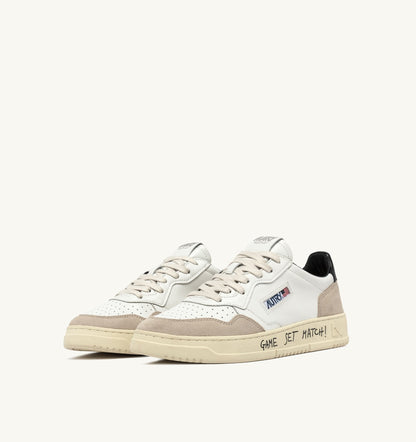 UNISEX SNEAKERS MDLST LOW AUS SCHWARZES UND WEISSES LEDER UND WILDLEDER MIT SCHRIFTZUG