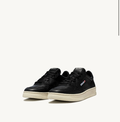 UNISEX SNEAKERS MDLST AUS SUPERWEICHEM SCHWARZEM NAPPALEDER