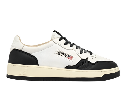 UNISEX SNEAKERS MDLST AUS LEDER UND DETAILS IN WEIẞ UND SCHWARZ