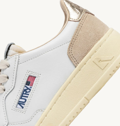UNISEX SNEAKERS MDLST AUS LEDER UND WILDLEDER IN WEISS UND GOLD