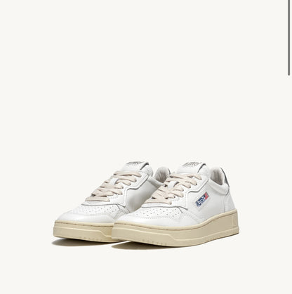 UNISEX SNEAKERS MDLST AUS LEDER IN WEISS UND SILBER METALLIC