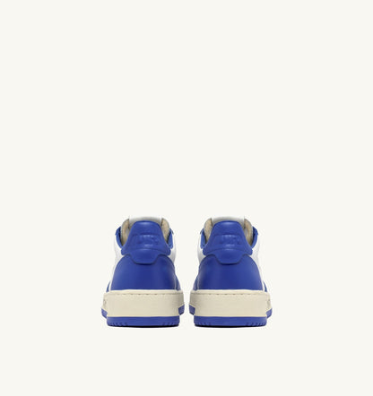 UNISEX SNEAKERS MDLST AUS WILDLEDER UND LEDER FARBE WEISS PALACEBLAU MIT SCHRIFTZUG