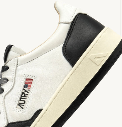 UNISEX SNEAKERS MDLST AUS LEDER UND DETAILS IN WEIẞ UND SCHWARZ
