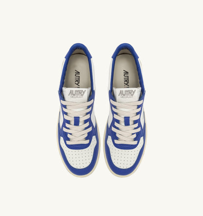 UNISEX SNEAKERS MDLST AUS WILDLEDER UND LEDER FARBE WEISS PALACEBLAU MIT SCHRIFTZUG