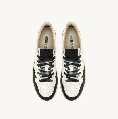 UNISEX SNEAKERS MDLST AUS LEDER UND DETAILS IN WEIẞ UND SCHWARZ