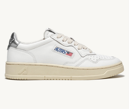 UNISEX SNEAKERS MDLST AUS LEDER IN WEISS UND SILBER METALLIC