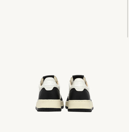 UNISEX SNEAKERS MDLST AUS LEDER UND DETAILS IN WEIẞ UND SCHWARZ
