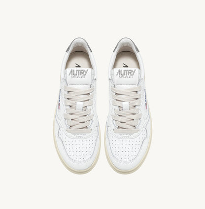 UNISEX SNEAKERS MDLST AUS LEDER IN WEISS UND SILBER METALLIC