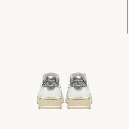 UNISEX SNEAKERS MDLST AUS LEDER IN WEISS UND SILBER METALLIC