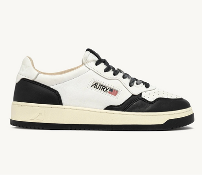 UNISEX SNEAKERS MDLST AUS LEDER UND DETAILS IN WEIẞ UND SCHWARZ