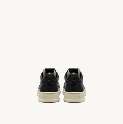 UNISEX SNEAKERS MDLST AUS SUPERWEICHEM SCHWARZEM NAPPALEDER